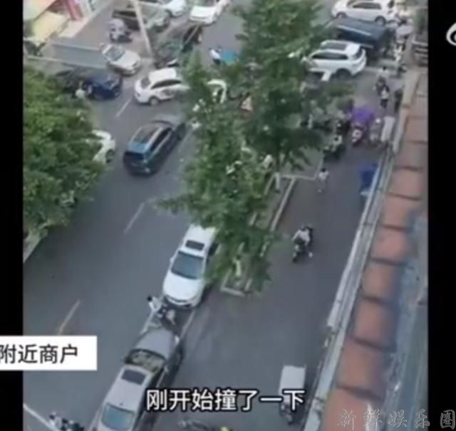 成都一男子驾车街头乱撞多车后裸奔(图3)